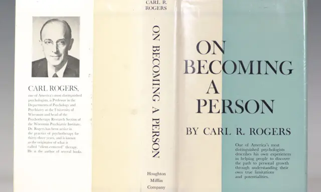 Okładka książki "On Becoming a Person" Carla R. Rogersa. Psycholog opisuje swoje doświadczenia w pomaganiu ludziom w rozwoju.