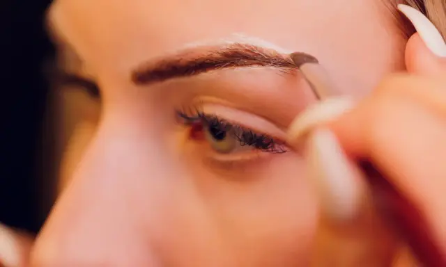 Henna rozjaśnia brwi? Mit! Skuteczne i bezpieczne metody
