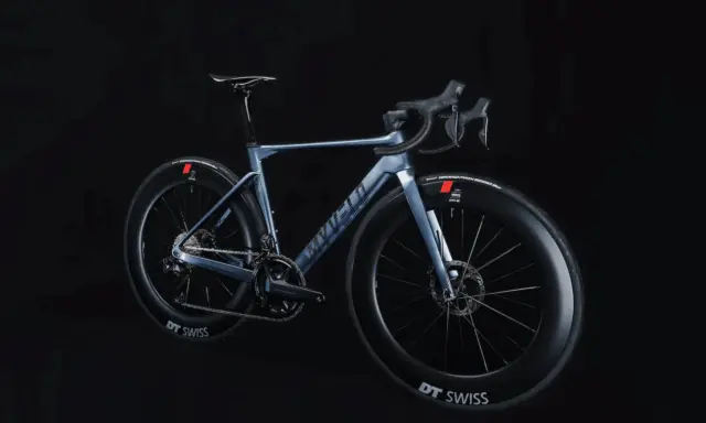 Ein elegantes, hellblaues Rennrad, das myvelo Verona, steht vor schwarzem Hintergrund. Seine aerodynamischen Felgen und die schlanke Silhouette versprechen Geschwindigkeit.