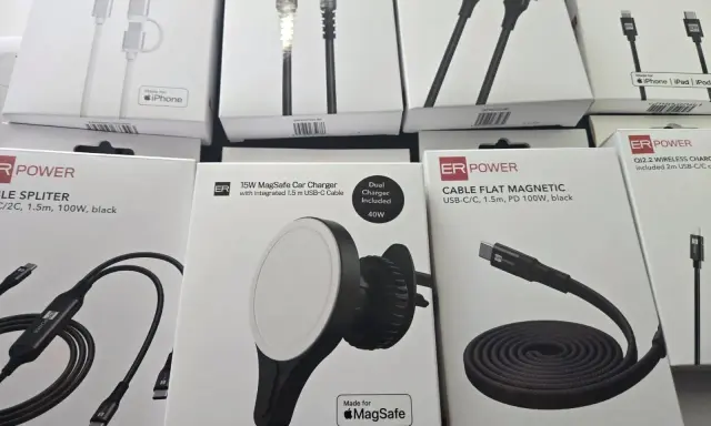 Akcesoria na Androida: ładowarka samochodowa MagSafe, kable USB-C i rozdzielacz mocy.