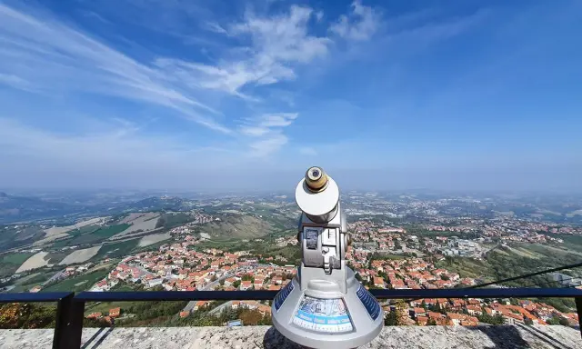 Telescopio pronto per esplorare il panorama mozzafiato, perfetto per chi decide di visitare San Marino.