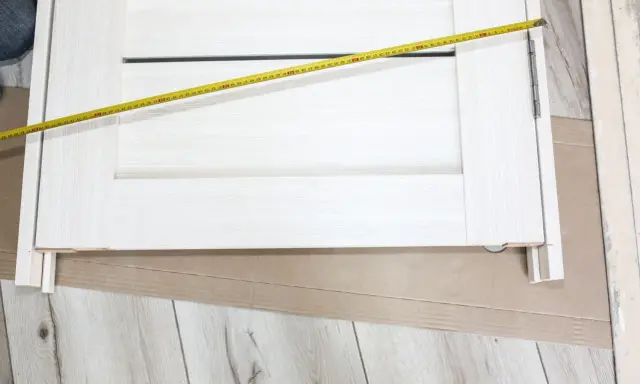Mierzenie drzwi 80 cm z ościeżnicą stałą. Sprawdzanie, jaki otwór pod drzwi będzie odpowiedni.