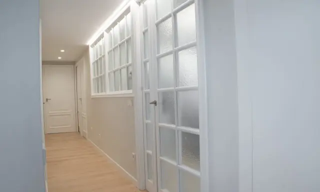 Pasillos modernos con puertas de interior de cristal emplomado y puertas lisas. Así que puertas de interior se llevan hoy en día.