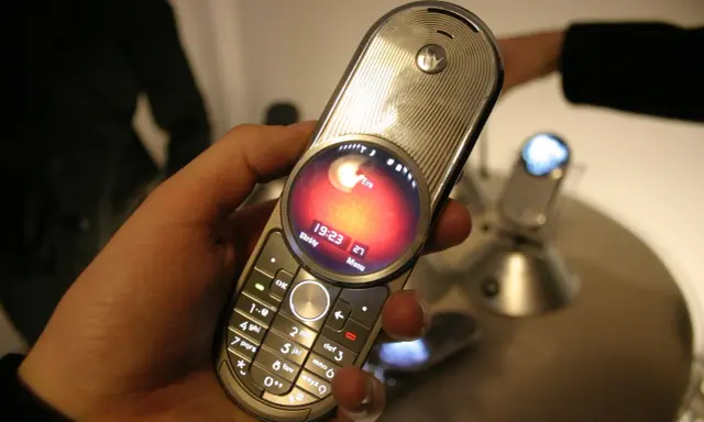 Motorola z USA, z charakterystycznym okrągłym ekranem i klawiaturą.