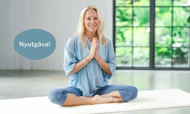En kvinna sitter i meditationsställning med händerna i bön. Hon ler och ser lugn ut. En pratbubbla säger "Nyutgåva!". Perfekt för guidad meditation text.