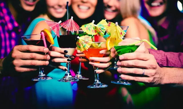 Brindisi con cocktail colorati, un assaggio della vivace **munich nightlife**.