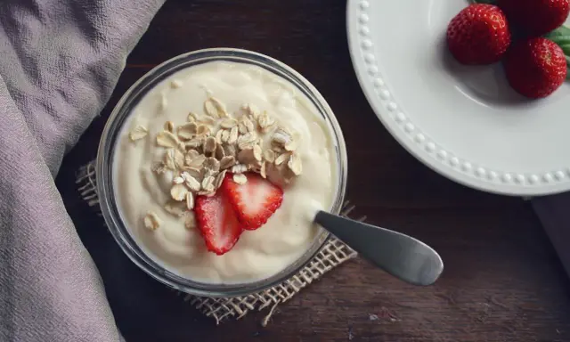 Jogurt z płatkami owsianymi i truskawkami. Idealne jedzenie po wyrwaniu zęba, łagodne i pożywne.