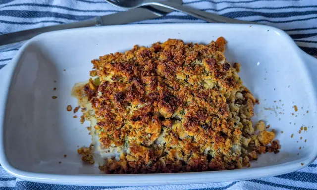 Ein goldbraun überbackenes Schlemmerfilet Bordelaise in einer weißen Auflaufform, bereit zum Genuss.