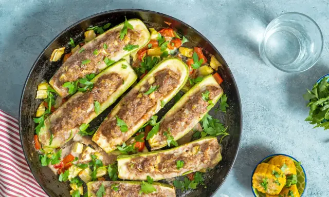 Zucchine tonde ripiene cotte in padella con verdure e prezzemolo fresco.