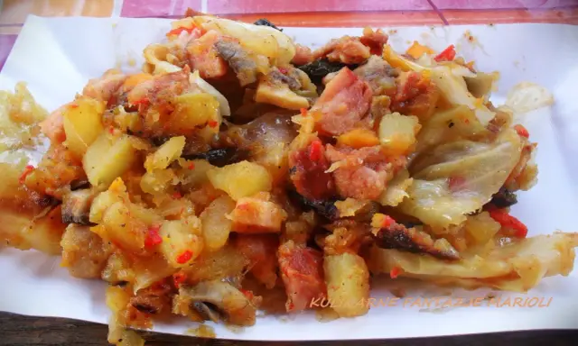 Pyszne danie z ziemniaków, kapusty i mięsa, idealne co do kociołka na ognisko.