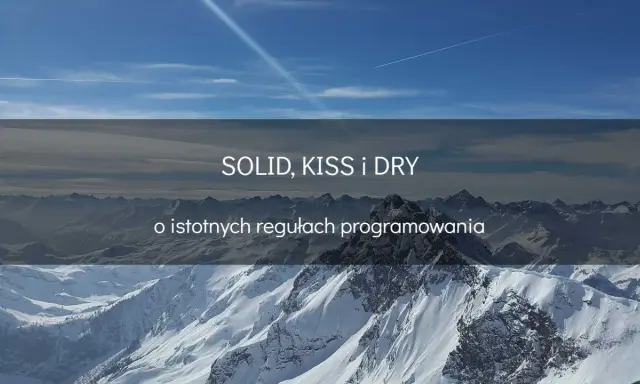 Góry pokryte śniegiem, niebo z chmurami i smugami kondensacyjnymi. Tekst: SOLID, KISS i DRY o istotnych regułach programowania.