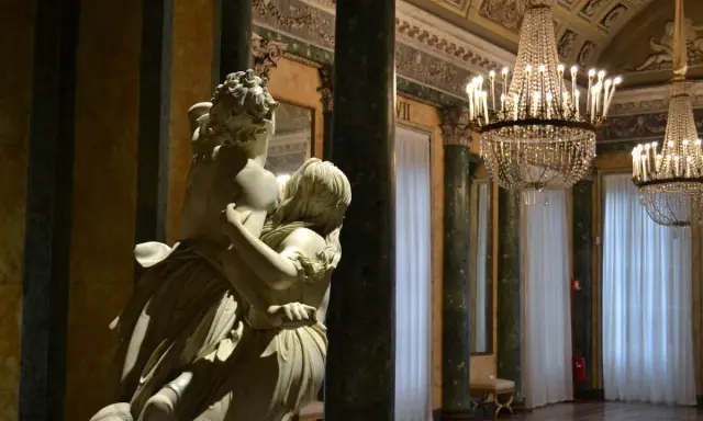 Scultura in marmo in una sala sontuosa con lampadari di cristallo. Un'idea per i musei gratis a Milano.