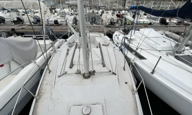Vue du pont d'un voilier Jeanneau Flirt, prêt pour l'aventure. La fiche technique de ce bateau promet de belles navigations.