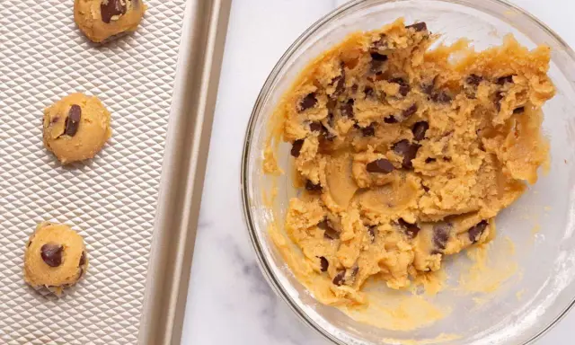 Pâte à cookie chocolatée, prête à être cuite. La texture est parfaite, avec des pépites de chocolat bien réparties.