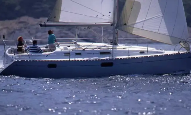 Voilier Oceanis 351 en navigation. La fiche technique de ce bateau est impressionnante.