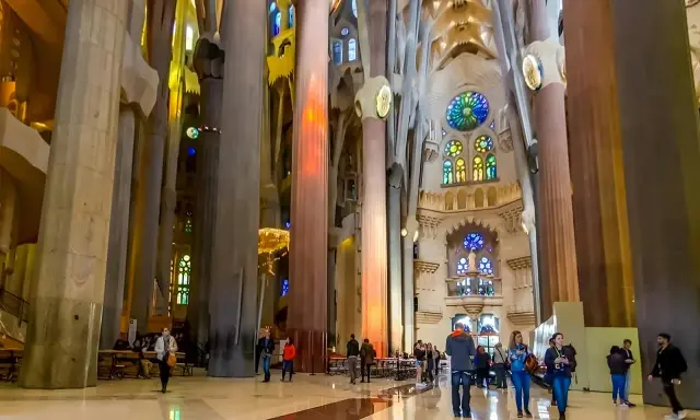 Wnętrze Sagrada Familia, z monumentalnymi kolumnami i witrażami, zbliża się do końca budowy.