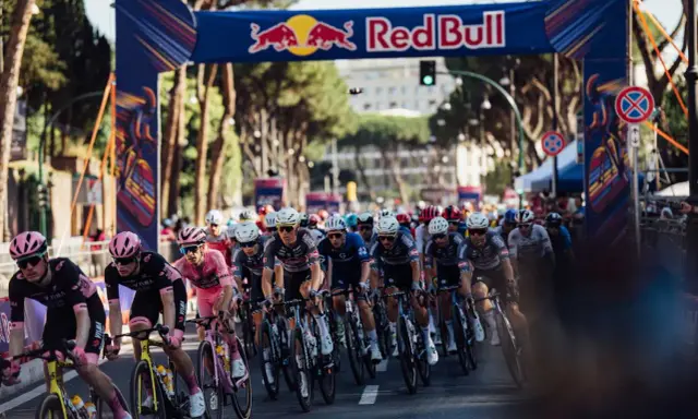 Radfahrer kämpfen um die Spitze der Giro d'Italia Gesamtwertung unter dem Red Bull Bogen.