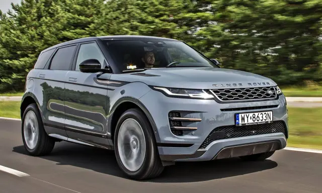 Szary Range Rover Evoque jedzie po drodze. Sprawdź aktualną range rover cena.