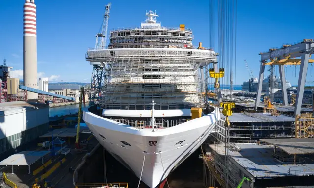 Costruzione nave MSC Seashore in cantiere. La sua lunghezza è impressionante, con impalcature che ne coprono la struttura.