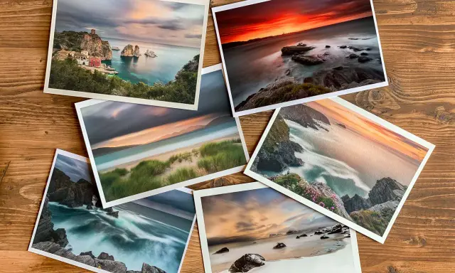 Diverse tipologie di carta per stampa: paesaggi marini mozzafiato su cartoncino di alta qualità, con texture che esaltano i colori vibranti.