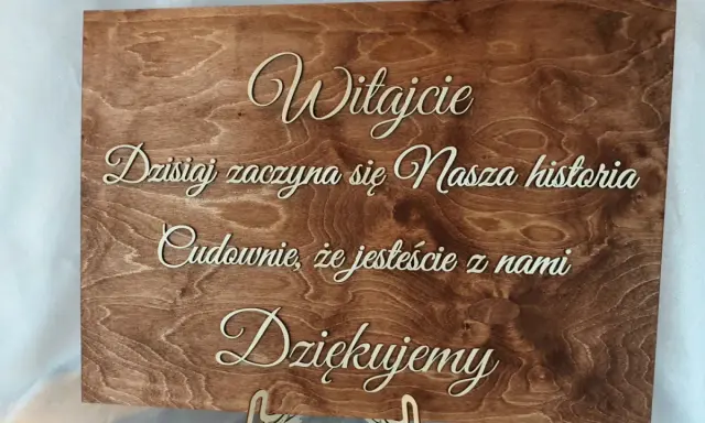 Drewniana tablica powitalna ślub: "Witajcie! Dzisiaj zaczyna się Nasza historia. Cudownie, że jesteście z nami. Dziękujemy.