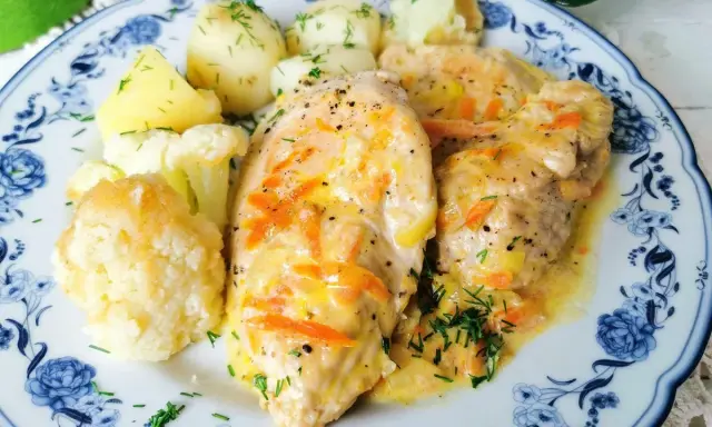 Filet z indyka w sosie z marchewką i ziemniakami, kalafiorem. Pyszny pomysł, co zrobić z fileta z indyka na obiad.