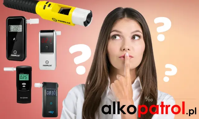 Kobieta zastanawia się nad wynikiem badania na zawartość alkoholu. Wokół niej różne alkomaty.