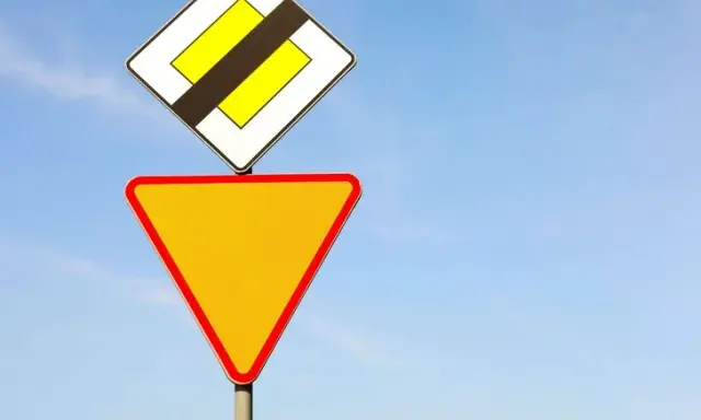 Wymuszenie pierwszeństwa: 15 pkt, 3000 zł. Jak uniknąć?