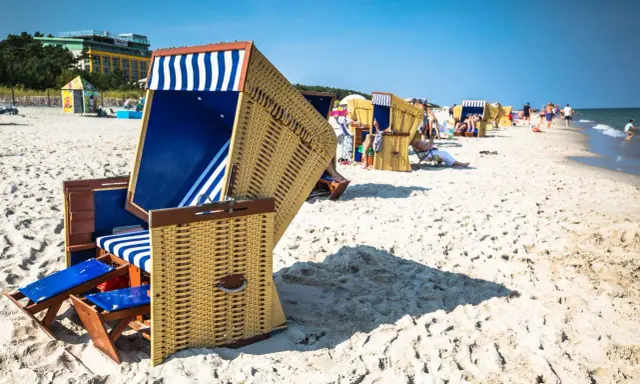 Wygodne kosze plażowe, idealne na wakacje. Warto pamiętać o opłacie miejscowej, by móc w pełni cieszyć się wypoczynkiem nad morzem.