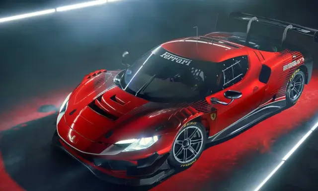 El Ferrari 296 GT3 rojo, listo para la pista, con su alerón imponente y detalles aerodinámicos.