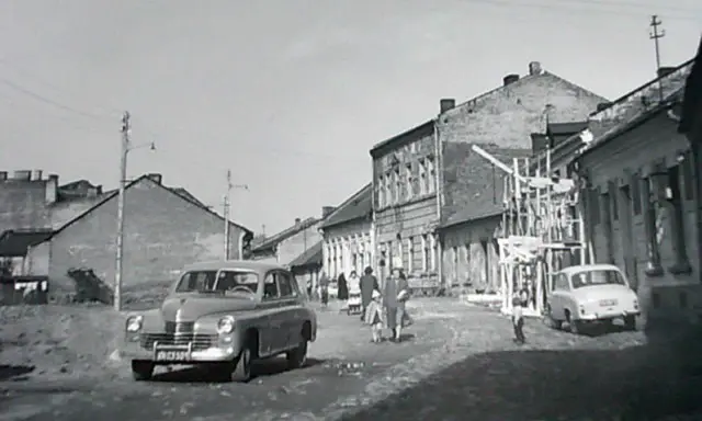 Ulica w budowie, stare samochody i ludzie. Sos ciuchy i borciuchy miejsce, gdzie czas się zatrzymał.