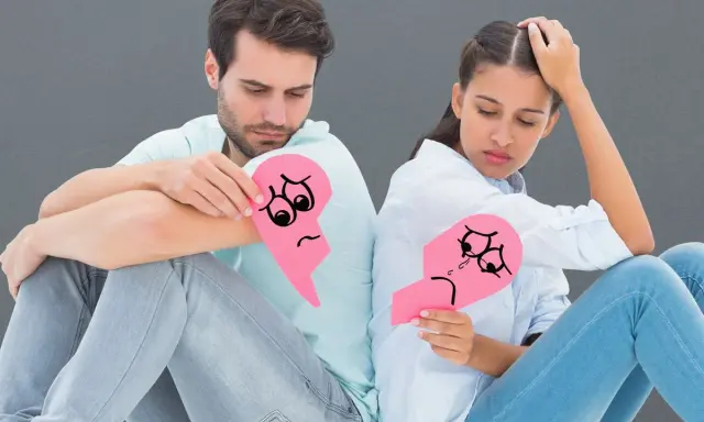 Coppia seduta schiena contro schiena, ognuno con un cuore spezzato. Simboleggia le difficoltà del diritto di famiglia, forse con la riforma Cartabia.