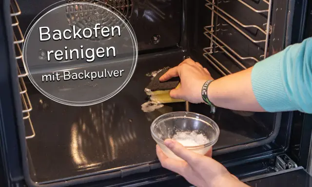 Backofen reinigen mit Backpulver: Eine Hand schrubbt mit einem Schwamm, die andere hält eine Schüssel mit der Reinigungspaste.