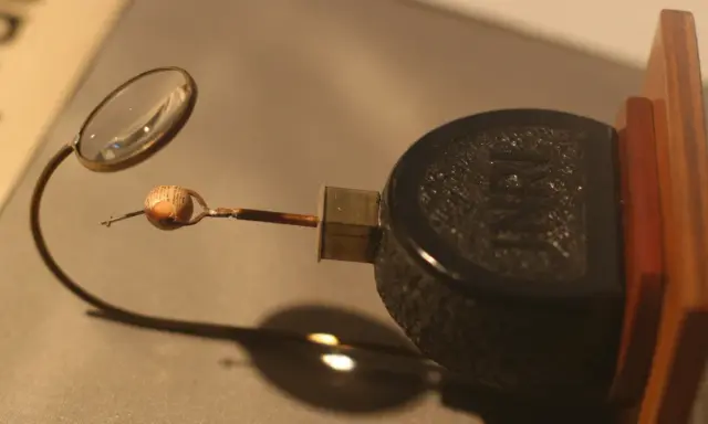 Mikroskopijna książeczka, eksponat w muzeum najmniejszych książek świata, czeka na odkrycie pod lupą.