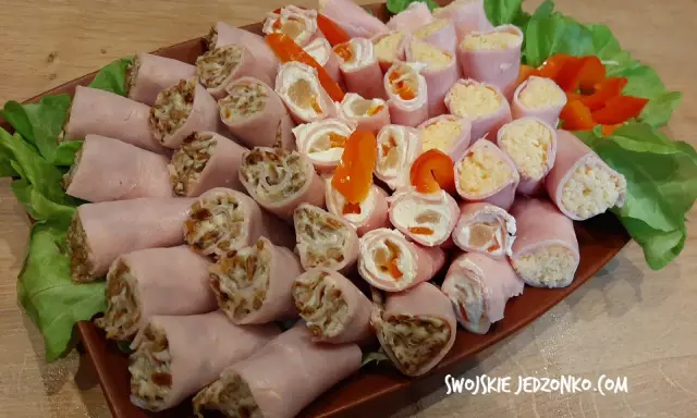 Roladki z szynki z farszem z kaszy i sera, papryką i sałatą. Idealne jedzenie na imprezę.