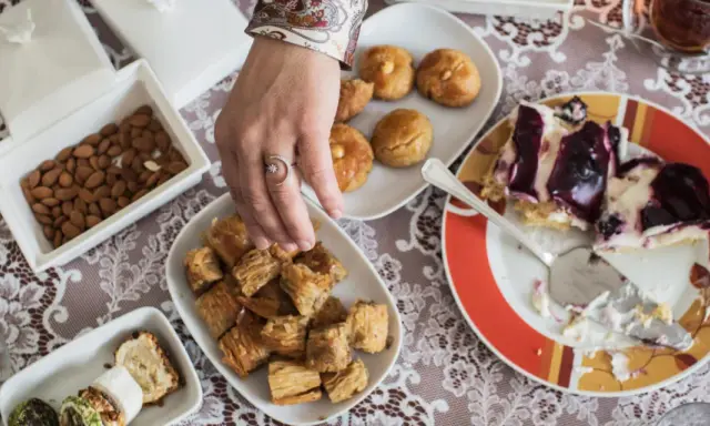 Festliche Tafel mit Süßigkeiten und Mandeln, ein Genuss zum Eid al Fitr in Deutschland.