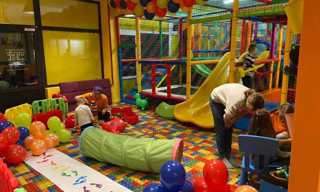 Kolorowy plac zabaw pełen zjeżdżalni, tuneli i balonów. To idealne miejsce na świetne bytów atrakcje dla dzieci.