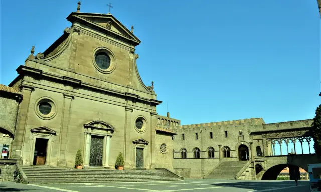 Piazza di Viterbo, con la facciata imponente della chiesa e il Palazzo dei Papi. Un viaggio da Viterbo a Tuscania inizia qui.