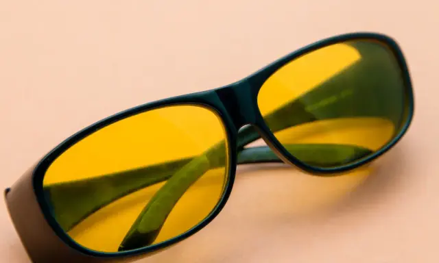 Okulary z żółtymi soczewkami, idealne na mglisty dzień. Czy warto zainwestować w takie okulary 0.5?