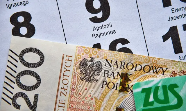 Dzień, kiedy listonosz przynosi emeryturę: banknot 200 zł i zielona karta ZUS na tle kalendarza.