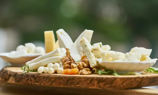 Deska serów z orzechami i suszonymi morelami. Zastanawiasz się, ile kcal ma plaster sera?