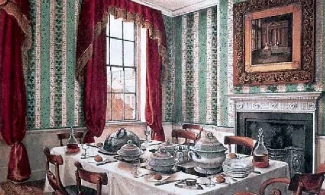 Salle à manger élégante avec table dressée pour un service à la française, droite ou gauche. Papier peint rayé vert et blanc, rideaux bordeaux.