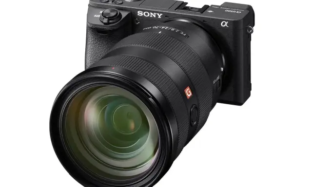 Sony a6500 con obiettivo FE 2.8/24-70 GM, pronta per catturare ogni dettaglio.
