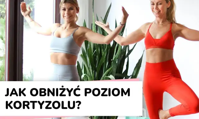 Dwie kobiety ćwiczą jogę, by nauczyć się, jak obniżyć kortyzol. W tle duża roślina i piesek.