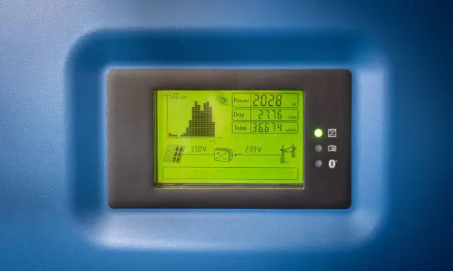 SMA Sunny Tripower-display visar solenergi. Kraftproduktion 2028W, daglig produktion 27.76 kWh, totalt 36.674 MWh.