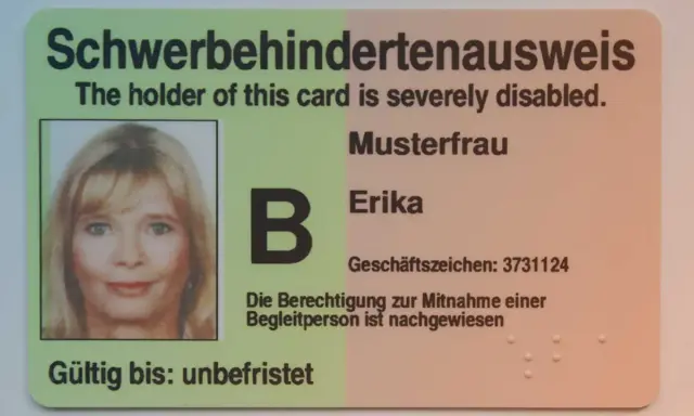 Schwerbehindertenausweis für Erika Musterfrau. Der Ausweis bestätigt die Berechtigung zur Mitnahme einer Begleitperson, was für Menschen mit COPD wichtig ist.