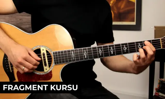 Fragment kursu: czy gra na gitarze jest trudna? Ręka na gryfie, palce układają akord.