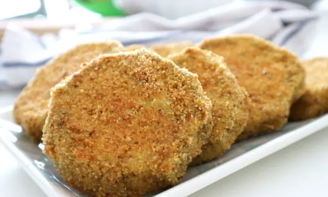 Fette dorate di melanzane impanate al forno, croccanti e pronte da gustare.