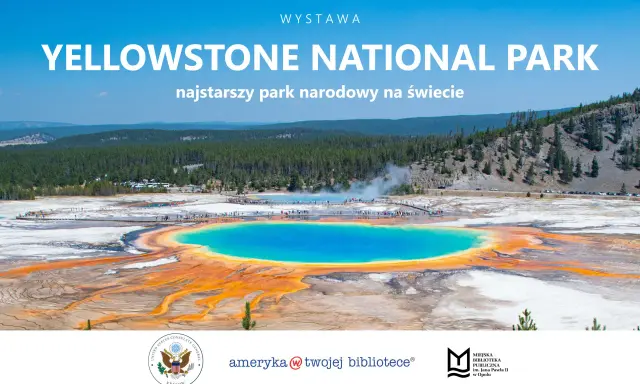 Wielobarwny basen termalny w Yellowstone, najstarszym parku narodowym na świecie, otoczony lasami i górami.