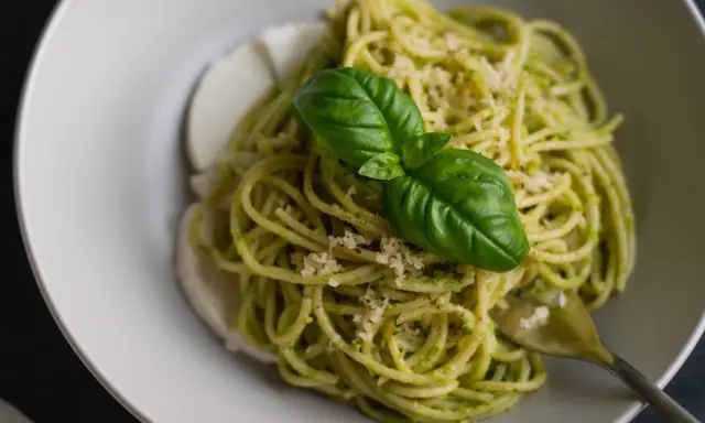 Spaghetti z pesto i mozzarellą, ozdobione bazylią. Czy taki makaron jest dietetyczny? Zależy od składników!